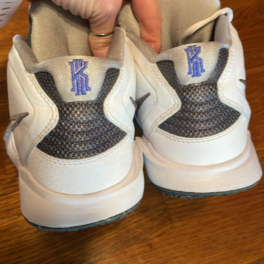 NIKE Boys Kyrie Infinity DD0334-102 Sneakers - size big boy 4Y